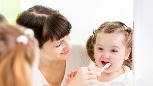 Mère et fille se brossant les dents